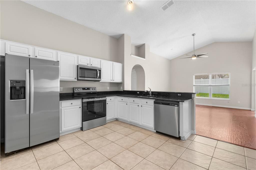 Activo con contrato: $364,500 (3 camas, 2 baños, 1642 Pies cuadrados)