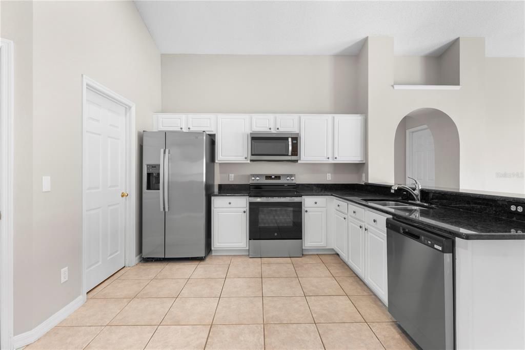 Activo con contrato: $364,500 (3 camas, 2 baños, 1642 Pies cuadrados)