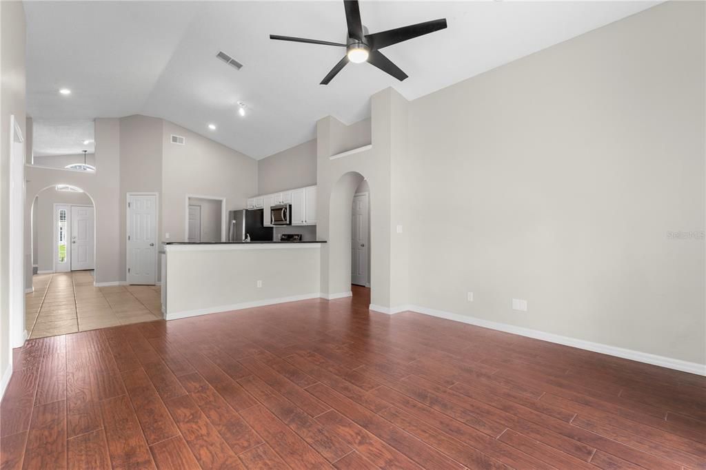 Activo con contrato: $364,500 (3 camas, 2 baños, 1642 Pies cuadrados)