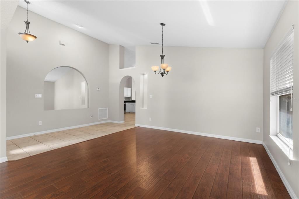 Activo con contrato: $364,500 (3 camas, 2 baños, 1642 Pies cuadrados)
