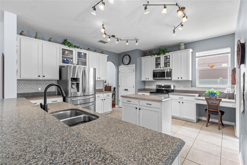 En Venta: $735,000 (4 camas, 3 baños, 3753 Pies cuadrados)