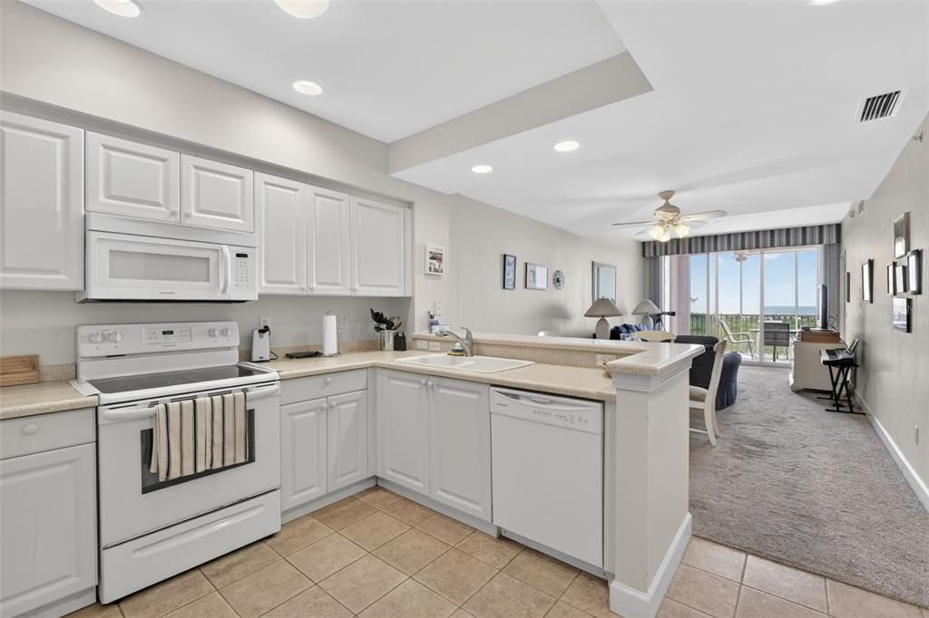 For Sale: $349,400 (2 beds, 2 baths, 1102 Square Feet)
