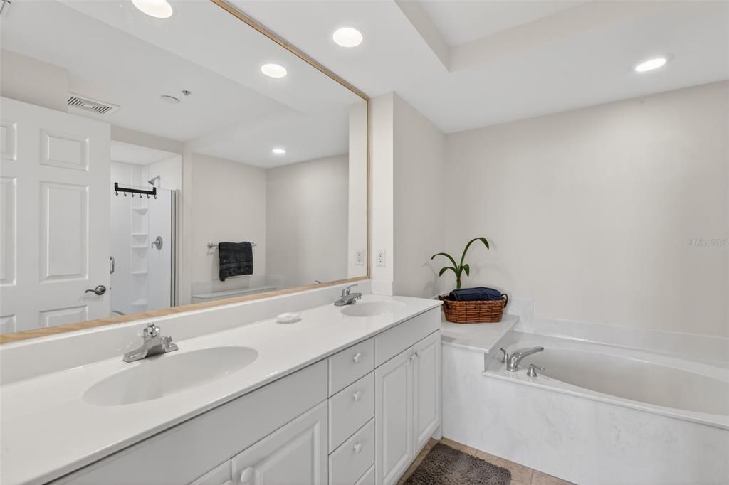 For Sale: $349,400 (2 beds, 2 baths, 1102 Square Feet)