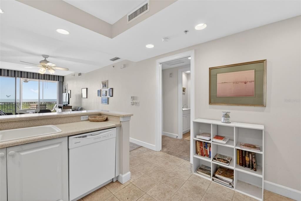 For Sale: $349,400 (2 beds, 2 baths, 1102 Square Feet)