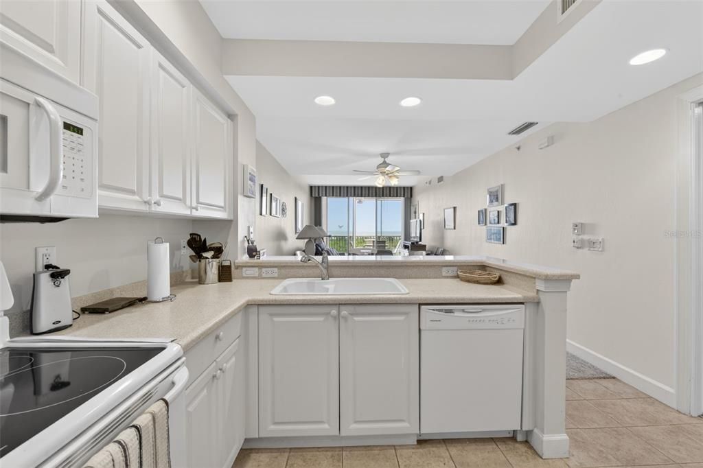 For Sale: $349,400 (2 beds, 2 baths, 1102 Square Feet)