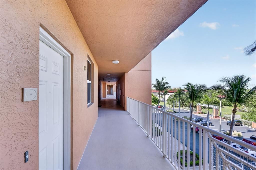 For Sale: $349,400 (2 beds, 2 baths, 1102 Square Feet)
