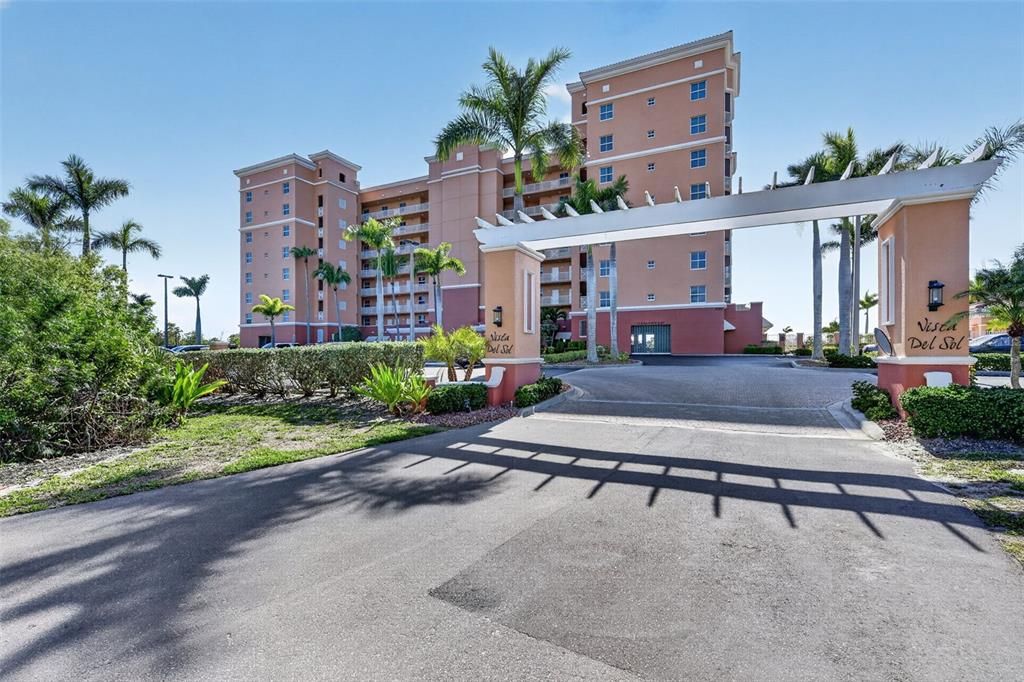 For Sale: $349,400 (2 beds, 2 baths, 1102 Square Feet)