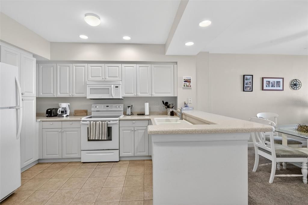 For Sale: $349,400 (2 beds, 2 baths, 1102 Square Feet)