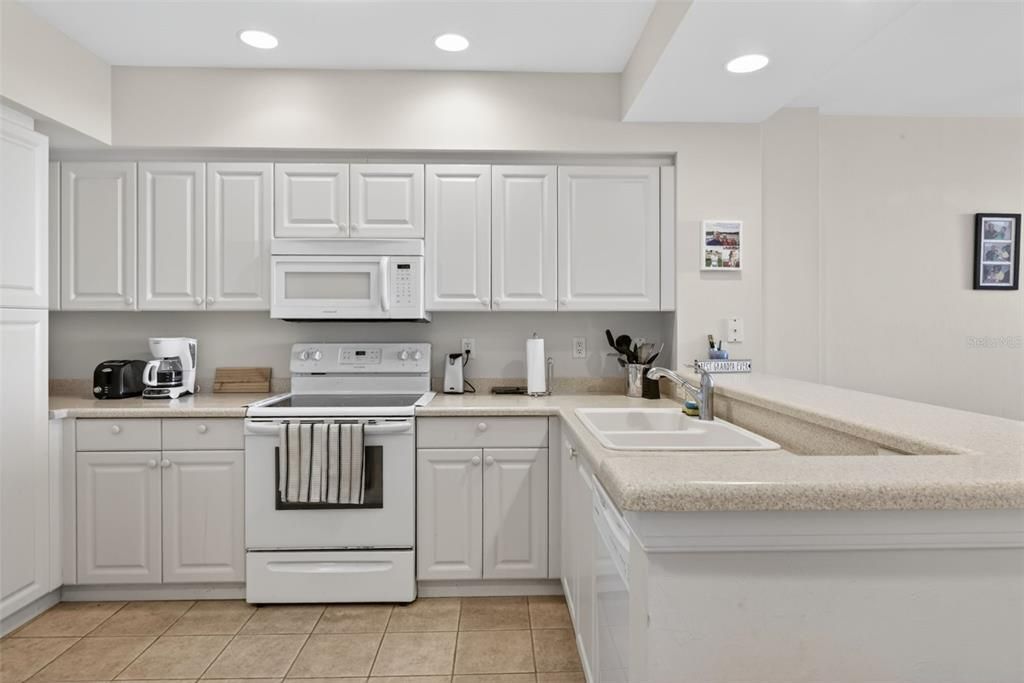For Sale: $349,400 (2 beds, 2 baths, 1102 Square Feet)