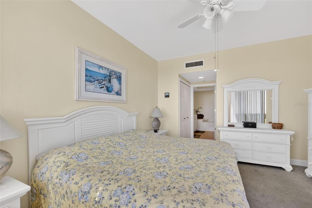 For Sale: $349,400 (2 beds, 2 baths, 1102 Square Feet)