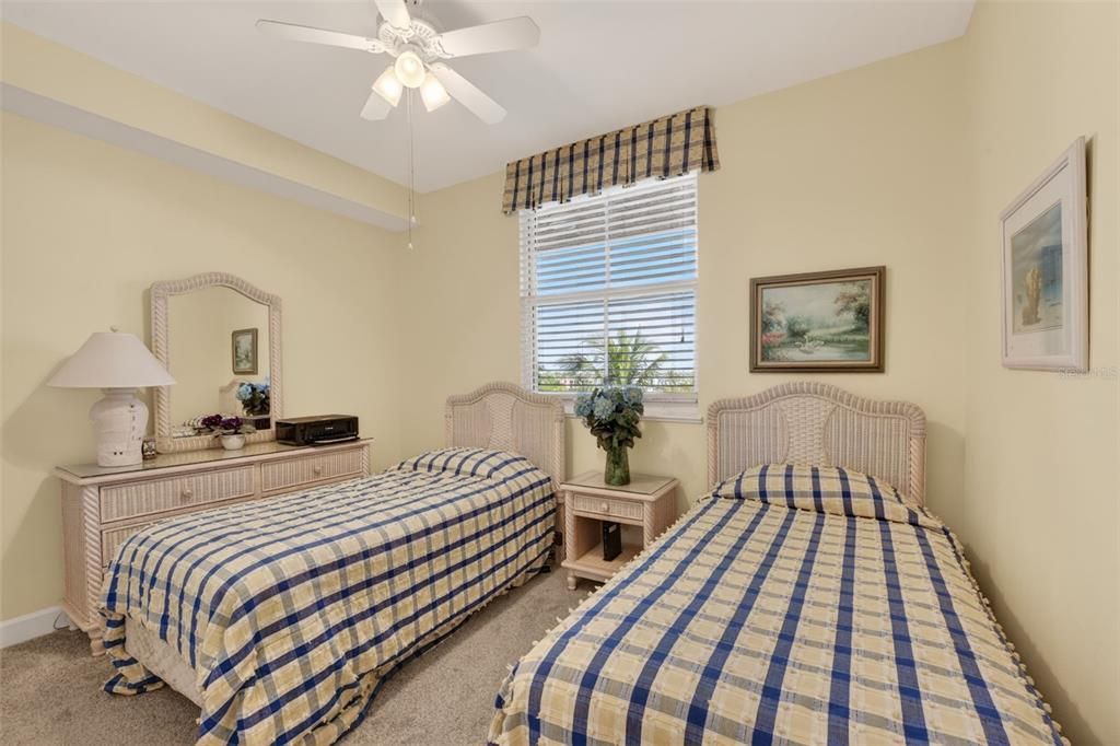For Sale: $349,400 (2 beds, 2 baths, 1102 Square Feet)
