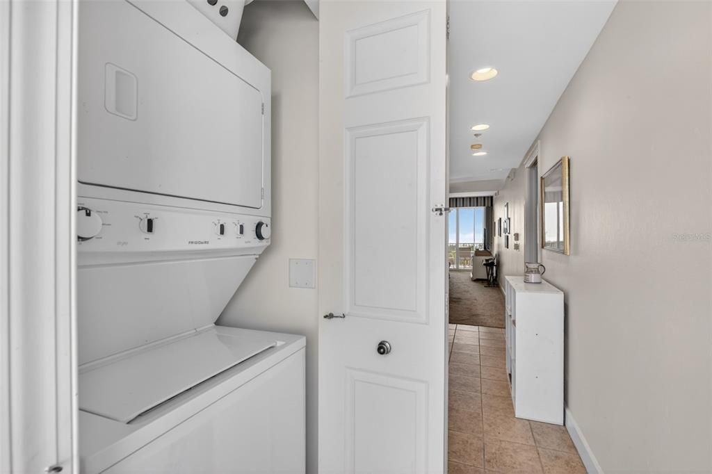 For Sale: $349,400 (2 beds, 2 baths, 1102 Square Feet)