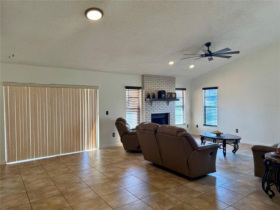 Active With Contract: $485,000 (4 beds, 2 baths, 1952 Square Feet)