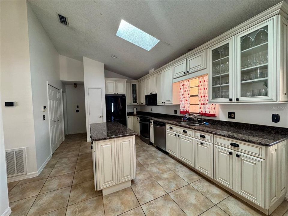 Active With Contract: $485,000 (4 beds, 2 baths, 1952 Square Feet)