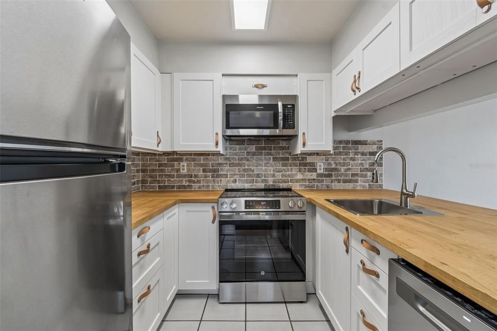На продажу: $225,000 (3 спален, 2 ванн, 1368 Квадратных фут)
