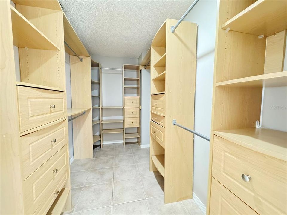 Под контрактом: $349,900 (3 спален, 2 ванн, 1748 Квадратных фут)