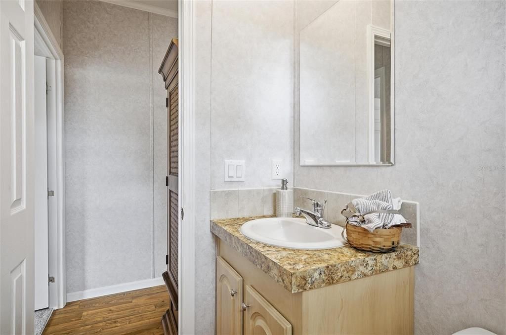 For Sale: $250,000 (2 beds, 2 baths, 962 Square Feet)