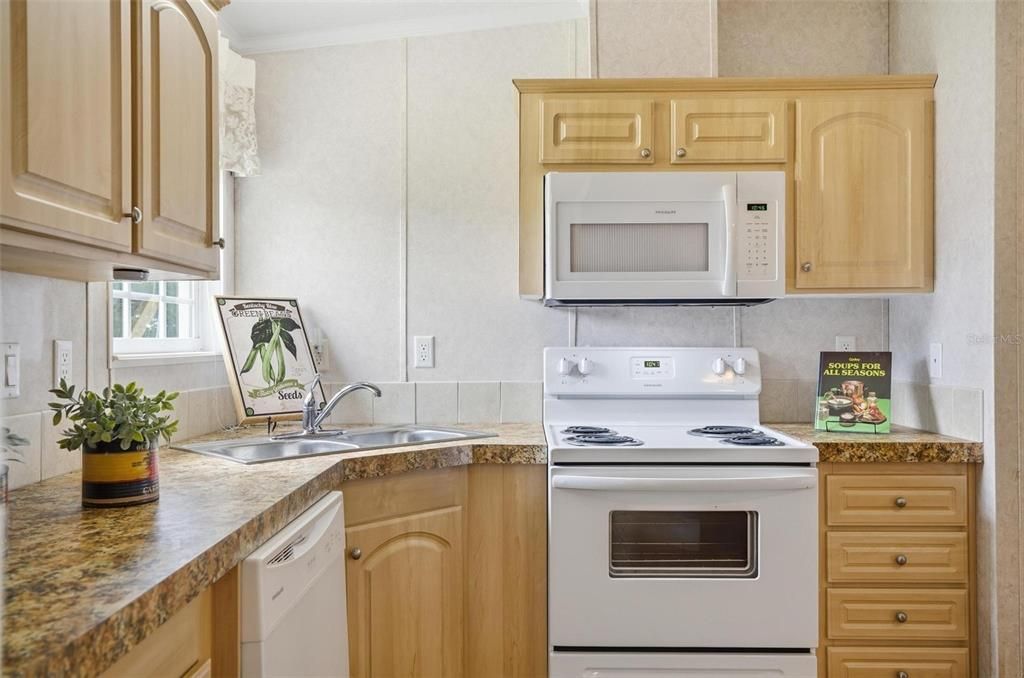For Sale: $250,000 (2 beds, 2 baths, 962 Square Feet)