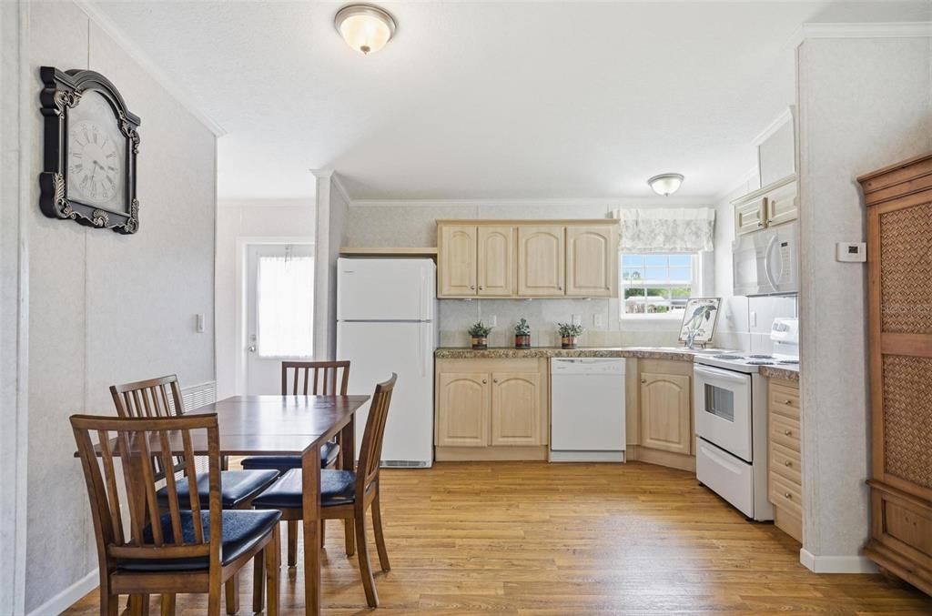 For Sale: $250,000 (2 beds, 2 baths, 962 Square Feet)