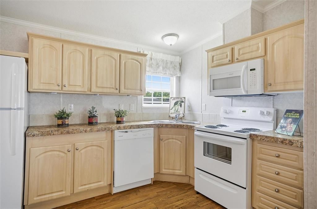 For Sale: $250,000 (2 beds, 2 baths, 962 Square Feet)