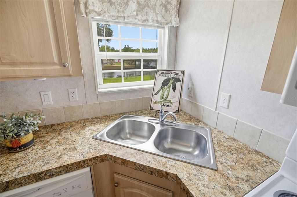 For Sale: $250,000 (2 beds, 2 baths, 962 Square Feet)