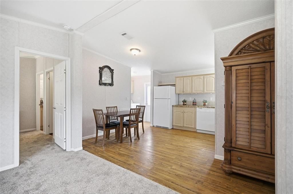 For Sale: $250,000 (2 beds, 2 baths, 962 Square Feet)