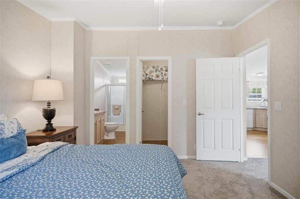 For Sale: $250,000 (2 beds, 2 baths, 962 Square Feet)