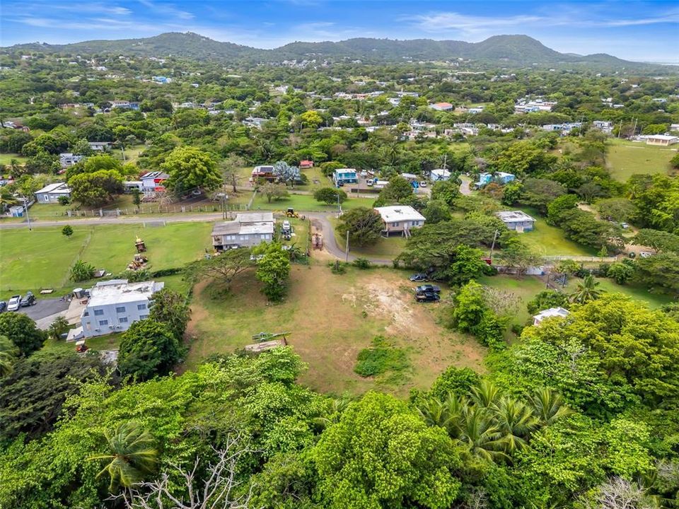 На продажу: $240,000 (0.99 acres)