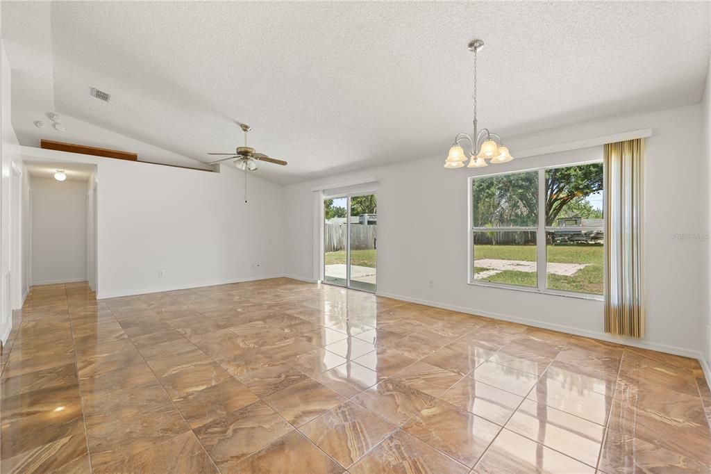 En Venta: $384,500 (4 camas, 2 baños, 1485 Pies cuadrados)