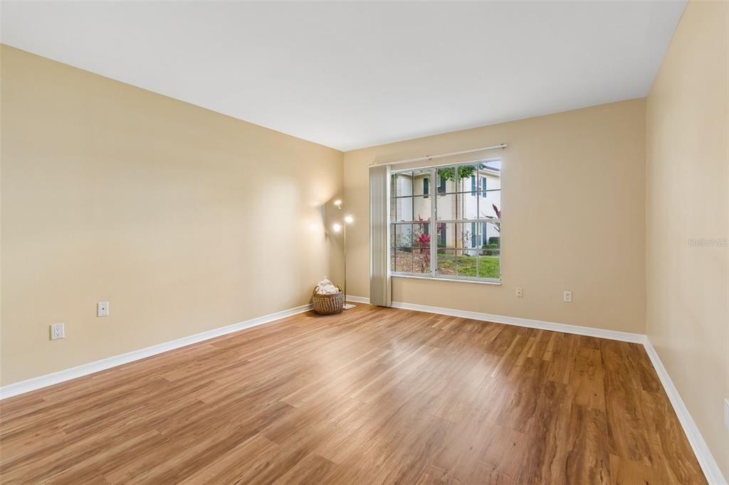 Active With Contract: $220,000 (2 beds, 1 baths, 923 Square Feet)
