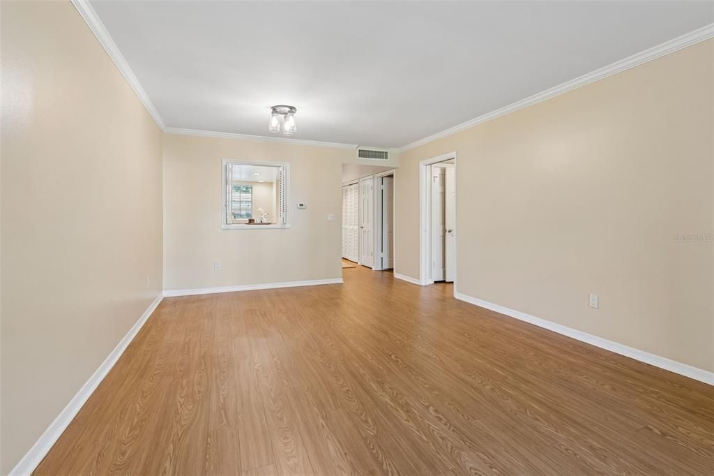 Active With Contract: $220,000 (2 beds, 1 baths, 923 Square Feet)