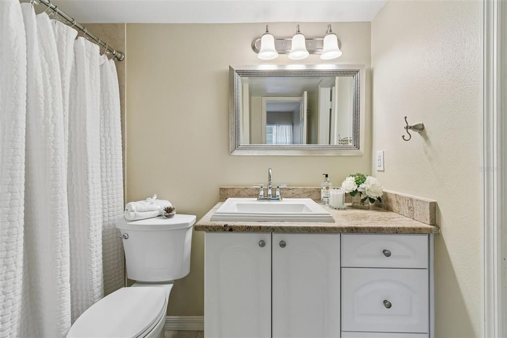 Active With Contract: $220,000 (2 beds, 1 baths, 923 Square Feet)
