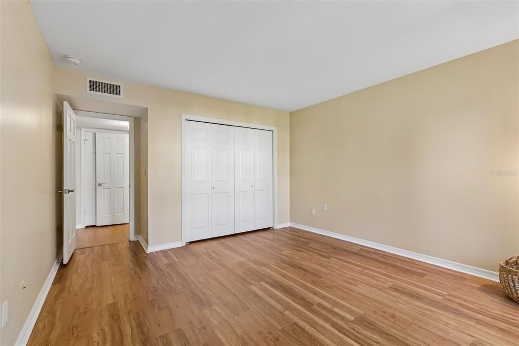Active With Contract: $220,000 (2 beds, 1 baths, 923 Square Feet)