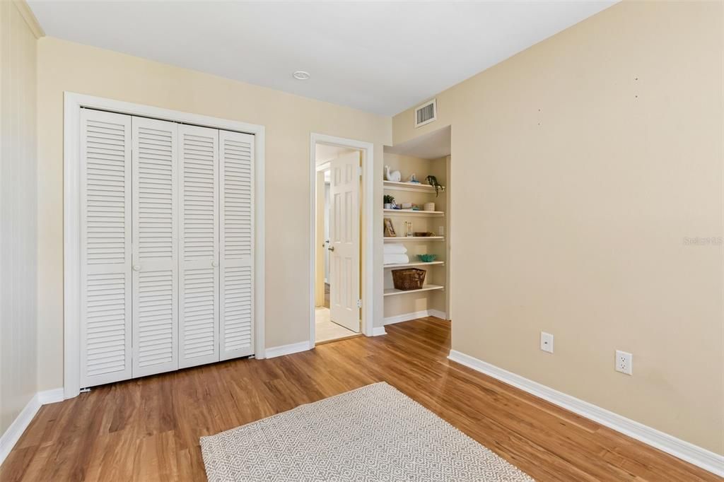 Active With Contract: $220,000 (2 beds, 1 baths, 923 Square Feet)