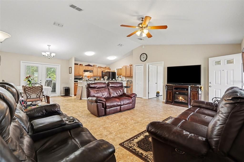 For Sale: $550,000 (3 beds, 2 baths, 1760 Square Feet)