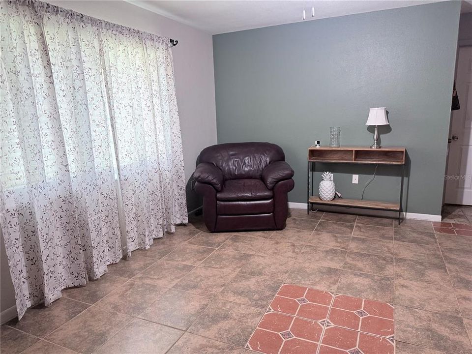 For Sale: $240,000 (3 beds, 2 baths, 986 Square Feet)