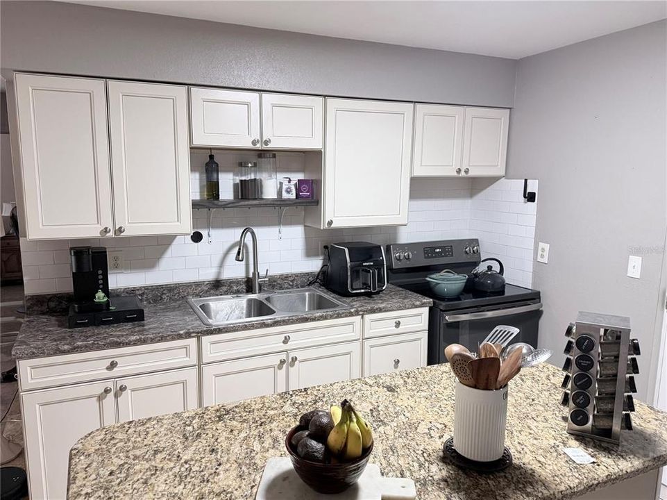 For Sale: $240,000 (3 beds, 2 baths, 986 Square Feet)