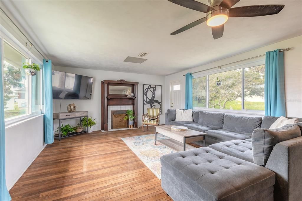 Active With Contract: $334,900 (3 beds, 1 baths, 1527 Square Feet)
