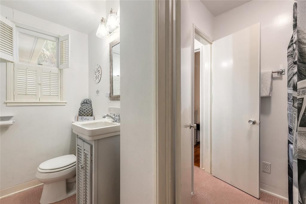 Active With Contract: $334,900 (3 beds, 1 baths, 1527 Square Feet)