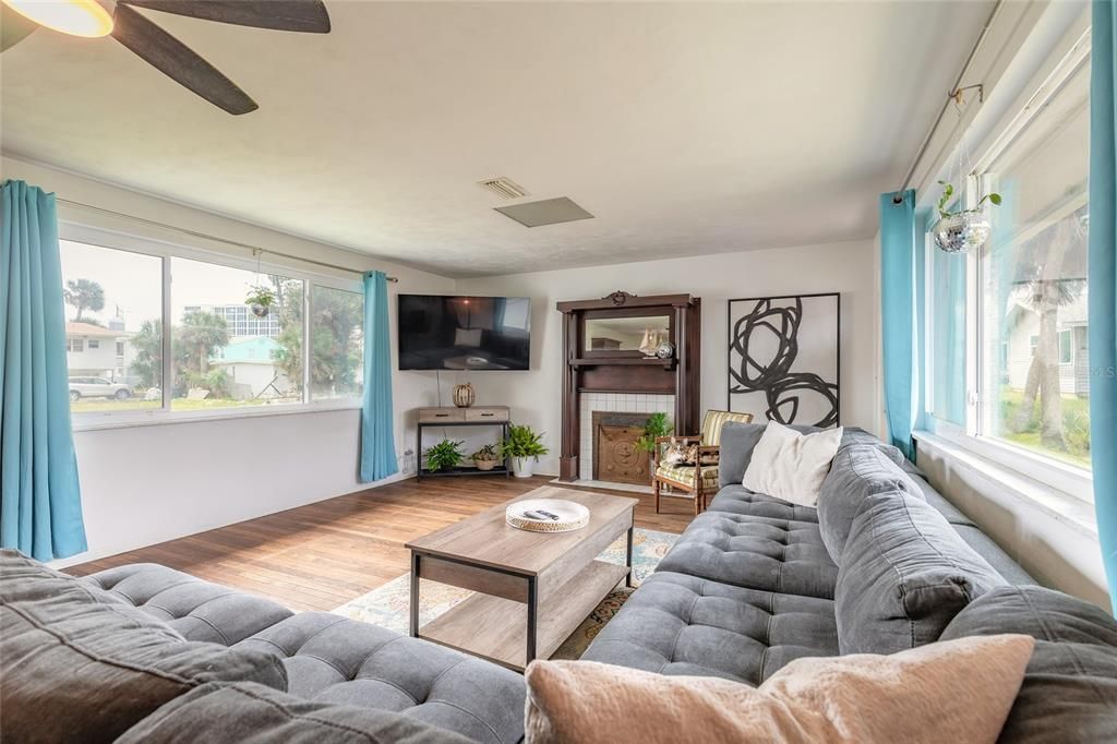 Active With Contract: $334,900 (3 beds, 1 baths, 1527 Square Feet)