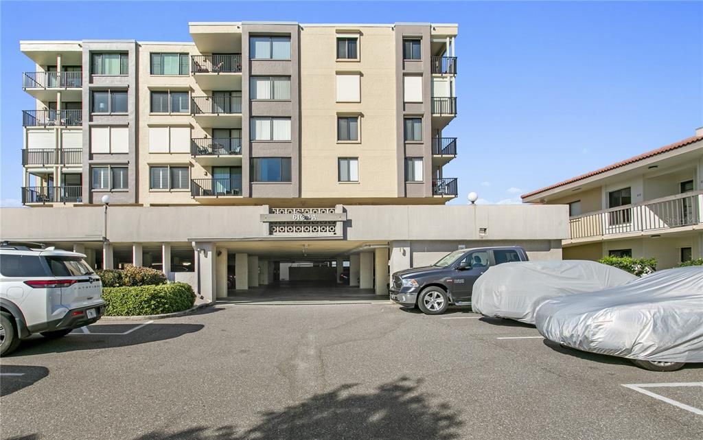 Под контрактом: $429,900 (2 спален, 2 ванн, 915 Квадратных фут)