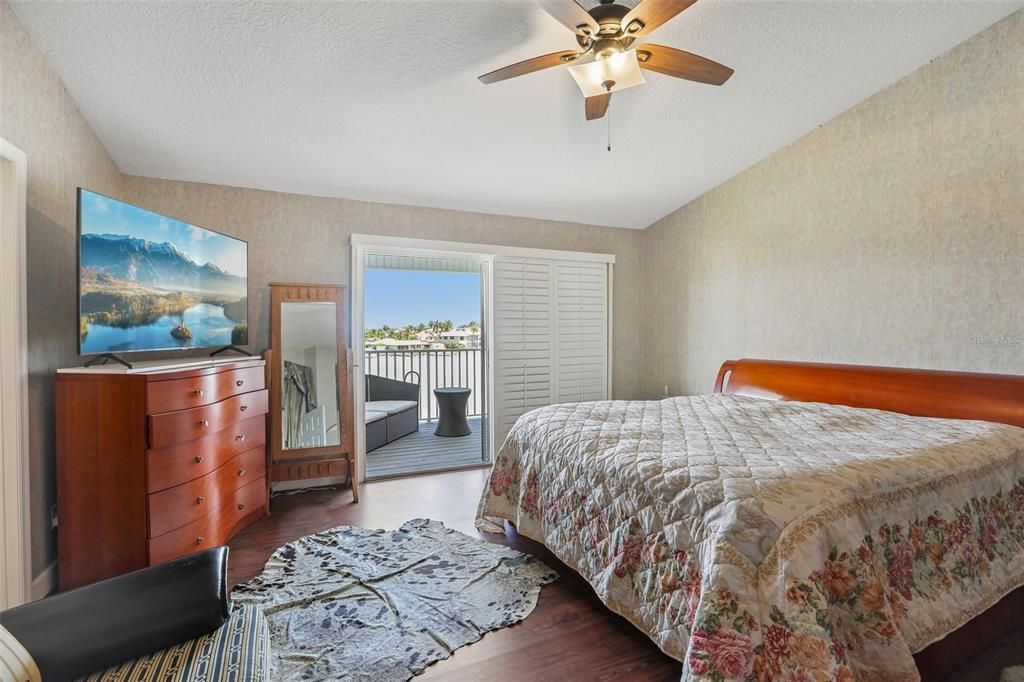 For Sale: $950,000 (3 beds, 2 baths, 2274 Square Feet)