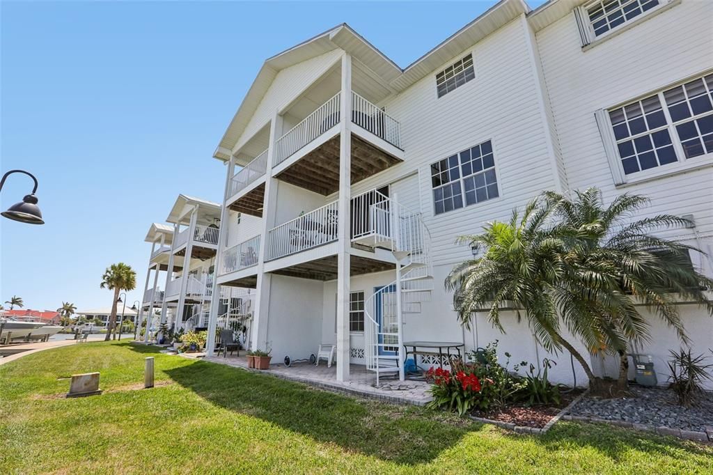 For Sale: $950,000 (3 beds, 2 baths, 2274 Square Feet)