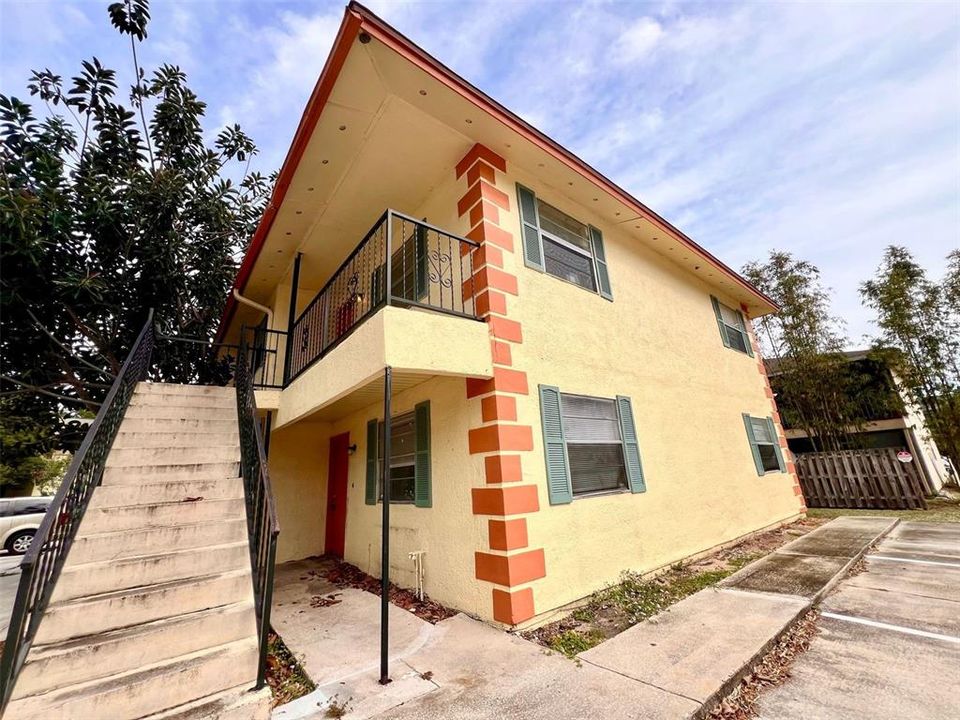 For Rent: $1,100 (2 beds, 1 baths, 820 Square Feet)