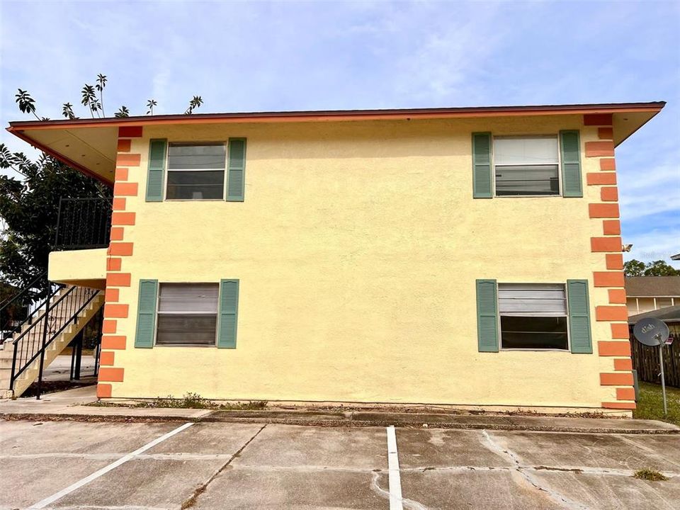 For Rent: $1,100 (2 beds, 1 baths, 820 Square Feet)
