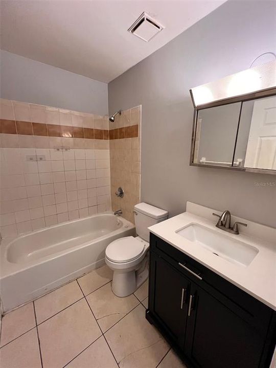 For Rent: $1,100 (2 beds, 1 baths, 820 Square Feet)