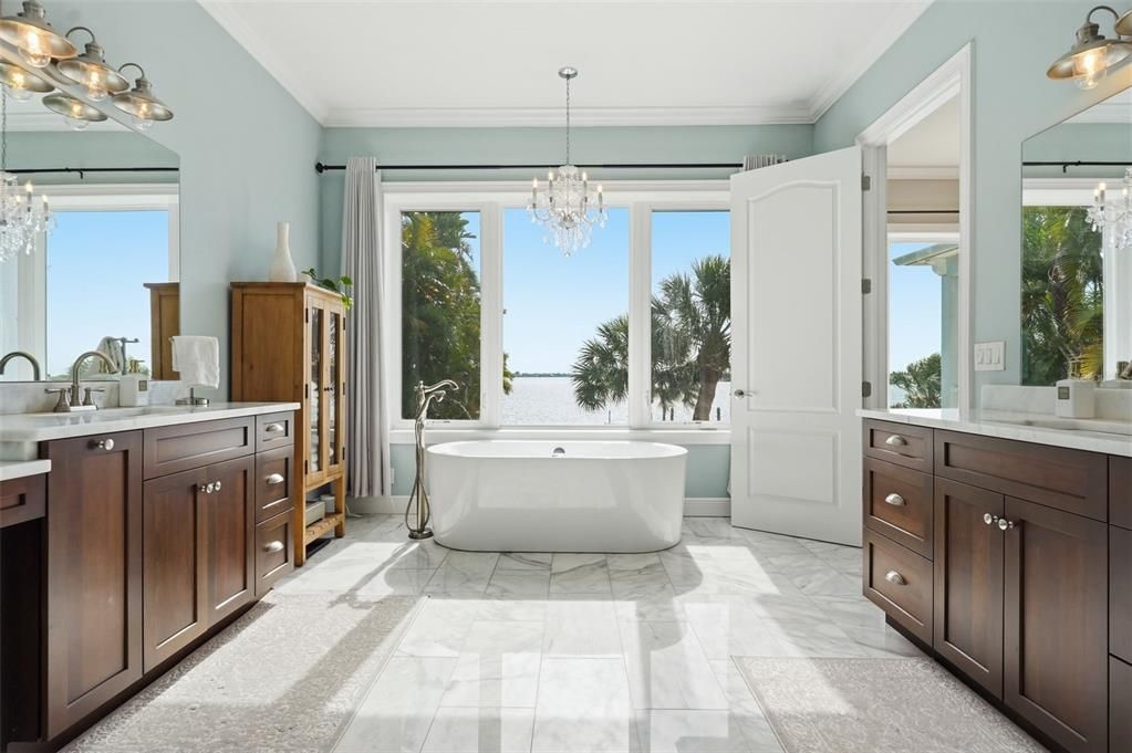 For Sale: $3,399,700 (5 beds, 4 baths, 3741 Square Feet)
