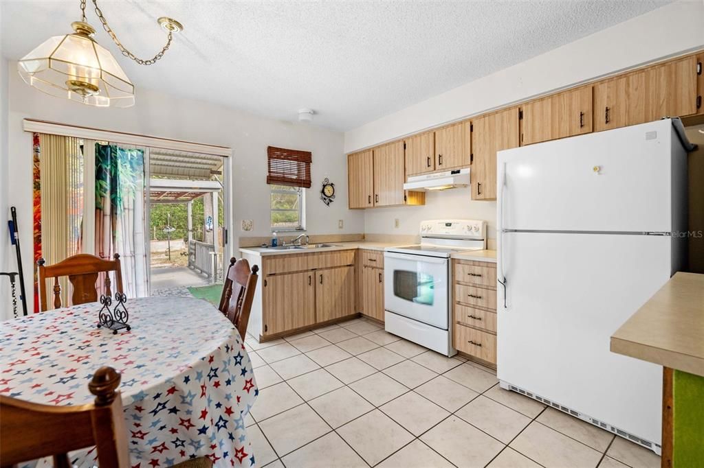 For Sale: $249,900 (2 beds, 1 baths, 1040 Square Feet)