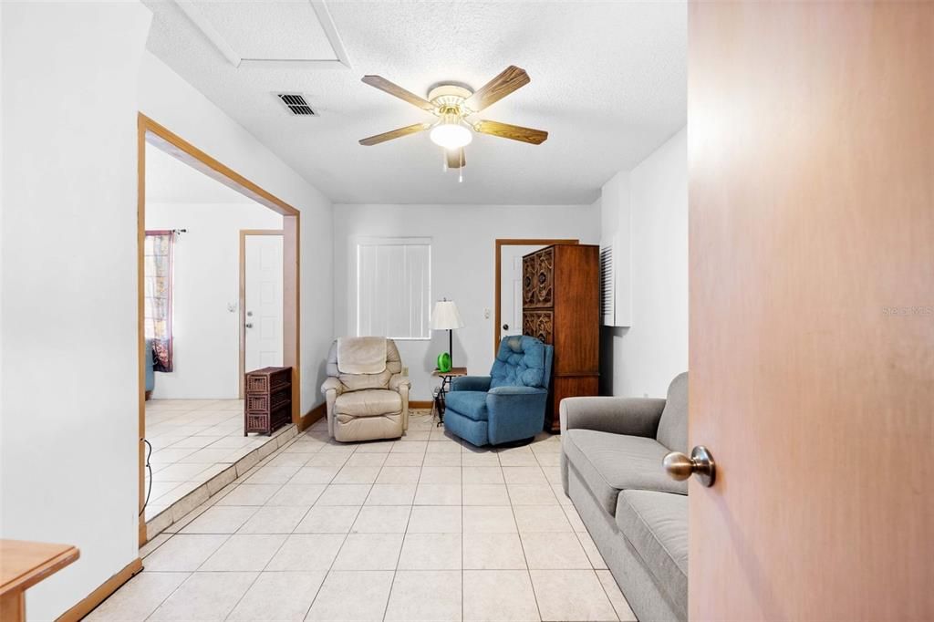 For Sale: $249,900 (2 beds, 1 baths, 1040 Square Feet)