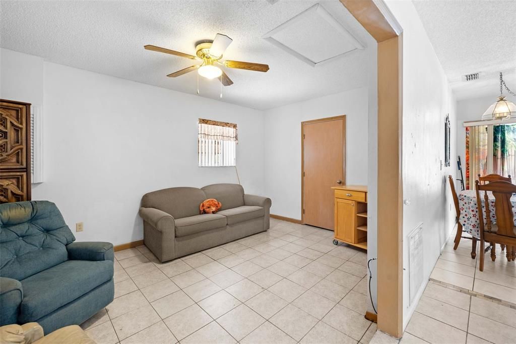 For Sale: $249,900 (2 beds, 1 baths, 1040 Square Feet)